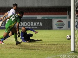 Gol! Persib memecah kebuntuan di menit ke-60. Febri Hariyadi mencatatkan namanya di papan skor.
