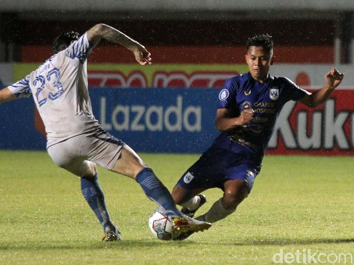Persib Bandung meraih poin penuh saat bersua PSIS Semarang dalam lanjutan BRI Liga 1 2021. Maung Bandung menang tipis 1-0 via gol Febri Hariyadi.