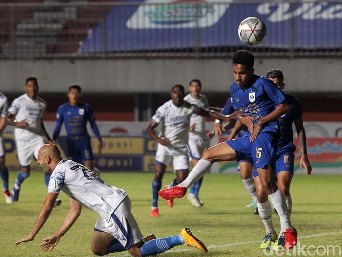 Persib Bandung meraih poin penuh saat bersua PSIS Semarang dalam lanjutan BRI Liga 1 2021. Maung Bandung menang tipis 1-0 via gol Febri Hariyadi.