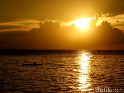 Pesona Matahari Terbenam di Tanah Papua