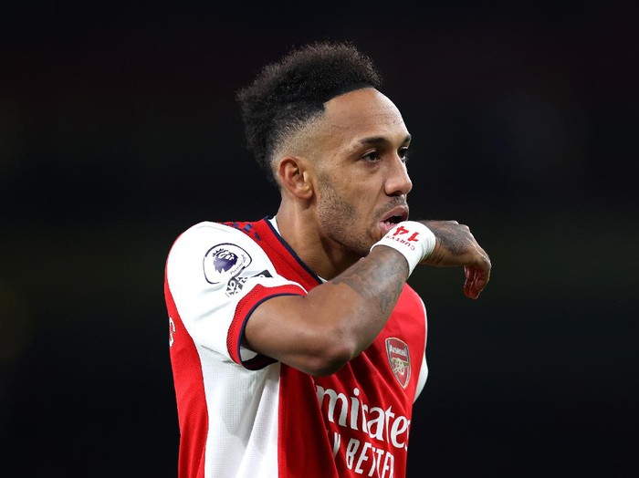 LONDON, ENGLAND - OCTOBER 22: Pierre-Emerick Aubameyang of Arsenal during the Premier League match between Arsenal and Aston Villa at Emirates Stadium on October 22, 2021 in London, England. (Photo by Alex Pantling/Getty Images)