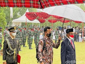 Diguyur Hujan Deras, Mahfud Pimpin Upacara Pemakaman Sudi Silalahi