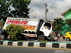 Waduh, Truk Angkutan Pasir Nyangkut di Pembatas Jalan Yogya-Solo
