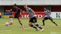 Yakob Sayuri dan Zulkifli Syukur beberapa kali menebar bahaya ke gawang lawan. Namun, belum ada gol tercipta. Hingga babak pertama tuntas, skor kacamata bertahan.