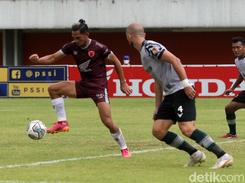 PSM Makassar vs Persikabo 1973 dalam lanjutan Liga 1 2021 digelar di Stadion Maguwoharjo, Sleman, Yogyakarta, Selasa (26/10). Laga berakhir imbang 0-0.