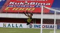 Hilman Syah terbang untuk menjangkau bola.