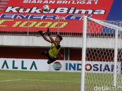 Hilman Syah terbang untuk menjangkau bola.