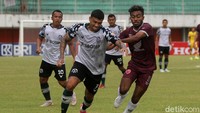 Ciro Alves cukup merepotkan PSM. Striker Brasil itu banyak menghadirkan ancaman, namun masih belum tepat sasaran.