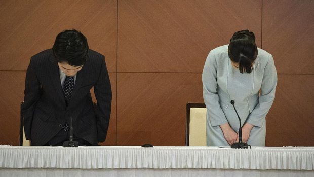 Japan's former Princess Mako, right, the elder daughter of Crown Prince Akishino and Crown Princess Kiko, and her husband Kei Komuro, left, bow after a press conference to announce their marriage, at a hotel in Tokyo, Japan, Tuesday, Oct. 26, 2021. Former Princess Mako married the commoner and lost her royal status Tuesday in a union that has split public opinion after a three-year delay caused by a financial dispute involving her new mother-in-law. (Nicolas Datiche/Pool Photo via AP)