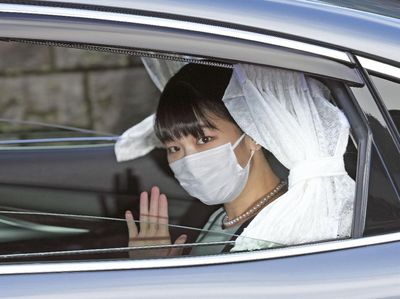 7 Potret Putri Mako Jadi Warga Biasa Setelah Pernikahannya Jadi Kontroversi