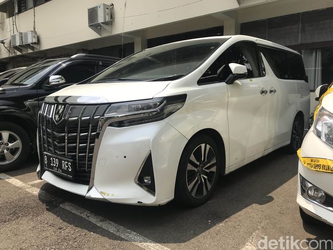 Bekas Lem Ditemukan di Alphard Putih Rachel Vennya Bekas Lem Ditemukan di Alphard Putih Rachel Vennya