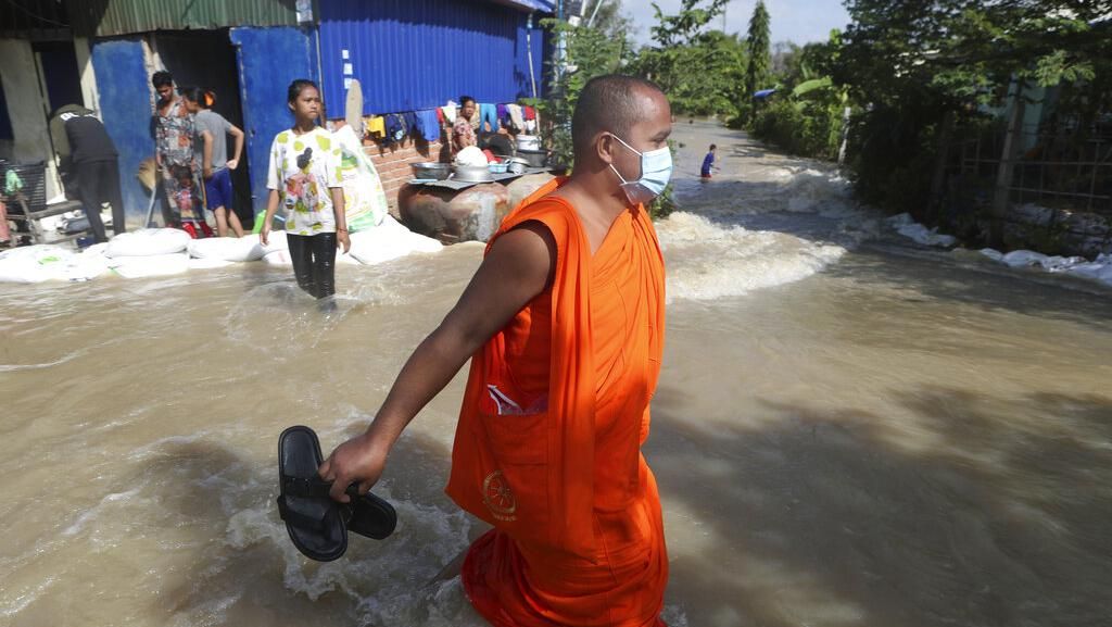 Saat Para Biksu Menembus Banjir di Kamboja Saat Para Biksu Menembus Banjir di Kamboja
