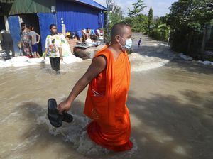 Saat Para Biksu Menembus Banjir di Kamboja