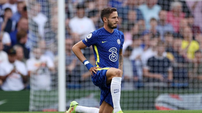LONDON, ENGLAND - SEPTEMBER 11: Saul Niguez of Chelsea takes a knee in support of the Black Lives Matter movement prior to the Premier League match between Chelsea and Aston Villa at Stamford Bridge on September 11, 2021 in London, England. (Photo by Eddie Keogh/Getty Images)