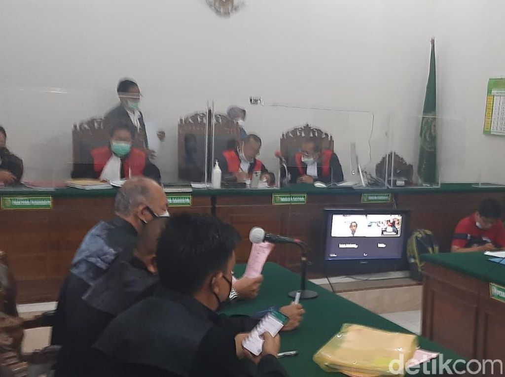 Pengusaha Emas Banyuwangi Disidang Kasus Penggelapan Perhiasan Rp 2,1 M Pengusaha Emas Banyuwangi Disidang Kasus Penggelapan Perhiasan Rp 2,1 M