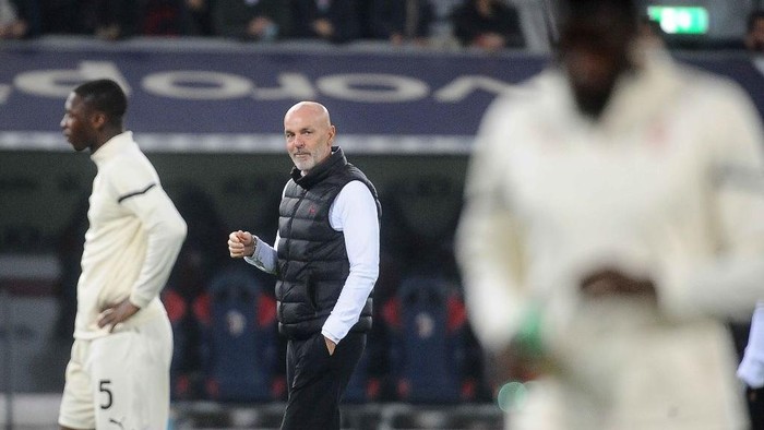 BOLOGNA, ITALY - OCTOBER 23: Stefano Pioli head coach of AC Milan looks on during the warm up prior the beginning of the Serie A match between Bologna FC and AC Milan at Stadio Renato DallAra on October 23, 2021 in Bologna, Italy. (Photo by Mario Carlini / Iguana Press/Getty Images)