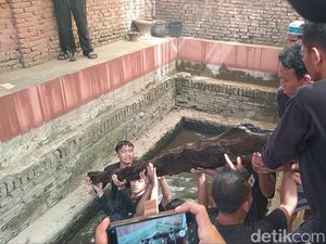 Melihat Tradisi Penyucian Kayu Keramat Peninggalan Pangeran Walangsungsang