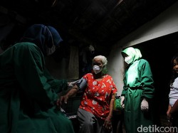 Vaksinasi Lansia Jadi Salah Satu Kunci Rendahnya Kasus Covid-19 di RI