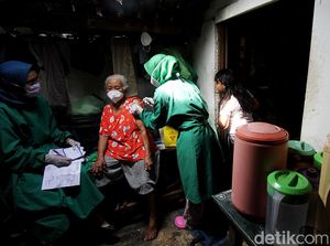 Vaksinasi COVID-19 dari Rumah ke Rumah Sasar Lansia di Solo