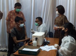 Antusiasnya Warga Ikut Vaksinasi COVID CT Corp Pakai Pfizer di Medan