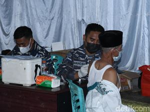 TNI AL Jemput Bola Vaksinasi Warga Penghuni Bukit di Cianjur