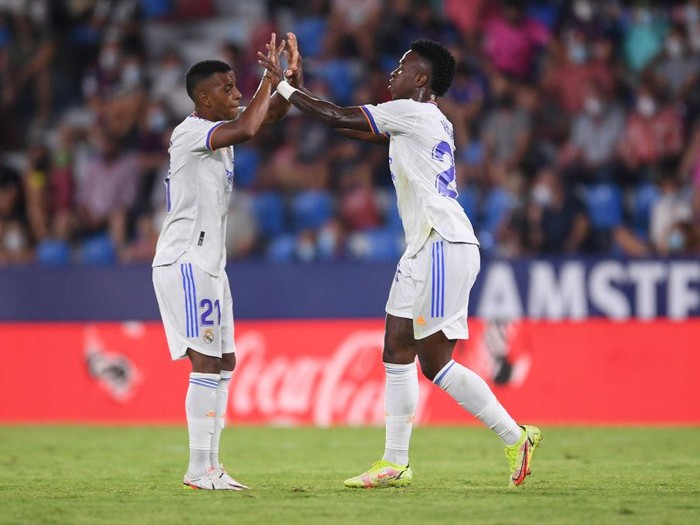 VALENCIA, SPAIN - AUGUST 22: Vinicius Junior (R) of Real Madrid celebrates with Rodrygo after scoring their team's second goal during the LaLiga Santander match between Levante UD and Real Madrid CF at Ciutat de Valencia Stadium on August 22, 2021 in Valencia, Spain . (Photo by Aitor Alcalde/Getty Images)