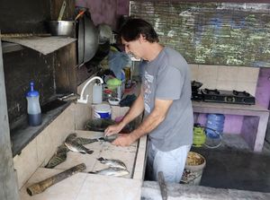 5 Bule Ini Betah Tinggal di Desa Indonesia, Sampai Ada yang Jadi Tukang Ikan 5 Bule Ini Betah Tinggal di Desa Indonesia, Sampai Ada yang Jadi Tukang Ikan
