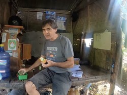 Viral Bule Swiss Jadi Tukang Ikan di Pangandaran, Jago Bahasa Sunda