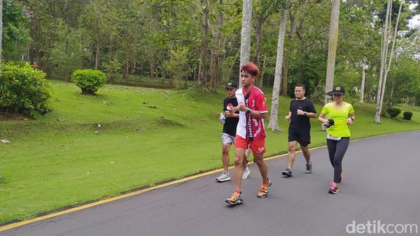 Foto: Berlari 51 Km Demi 20.000 Buku Cerita Relief Candi Borobudur