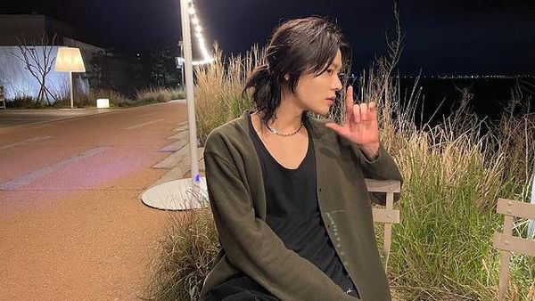 Pesona Yuta NCT dengan Rambut Gondrong