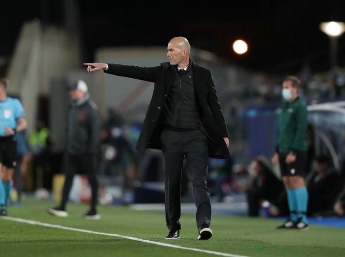 MADRID, SPAIN - APRIL 06: Manager Zinedine Zidane of Real Madrid CF gives instructions during the UEFA Champions League Quarter Final match between Real Madrid and Liverpool FC at Estadio Alfredo Di Stefano on April 06, 2021 in Madrid, Spain. Sporting stadiums around Spain remain under strict restrictions due to the Coronavirus Pandemic as Government social distancing laws prohibit fans inside venues resulting in games being played behind closed doors. (Photo by Gonzalo Arroyo Moreno/Getty Images)