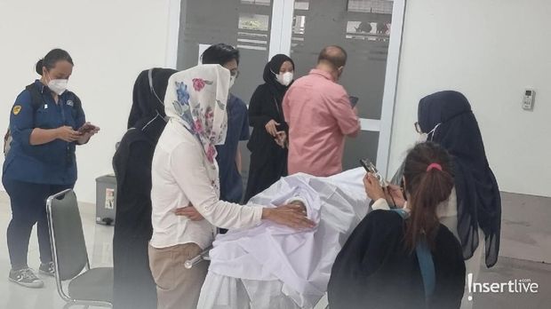 Chintami Atmanegara datang ke rumah duka memberi pelukan untuk istri Oddie Agam yang berduka. Yuk intip!