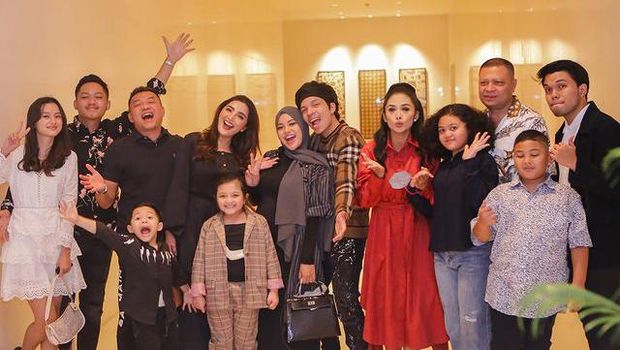 Momen langka keluarga Anang Hermansyah dan keluarga Krisdayanti kumpul makan malam bareng. Yuk intip!