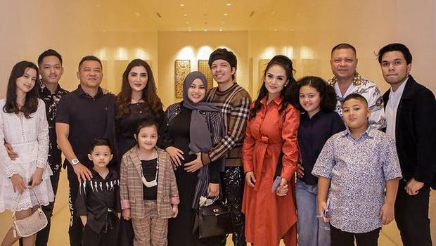 Momen langka keluarga Anang Hermansyah dan keluarga Krisdayanti kumpul makan malam bareng. Yuk intip!