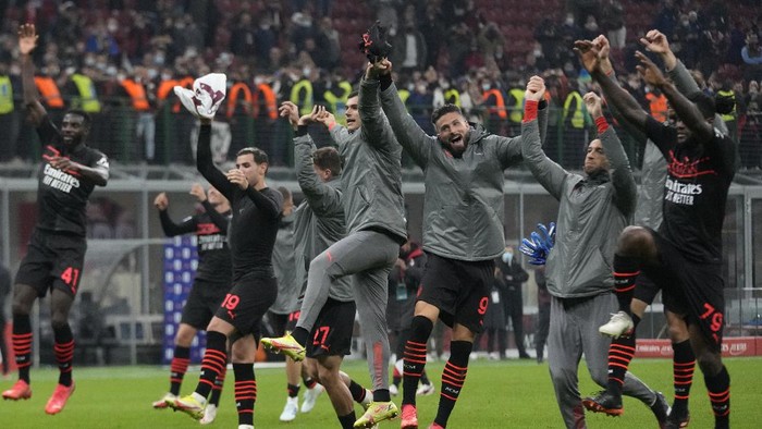 AC Milan players celebrate end of the Serie A soccer match between AC Milan and Torino, at the San Siro stadium, in Milan, Italy, Tuesday, Oct. 26, 2021. AC Milan won 1-0. (AP Photo/Luca Bruno)