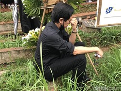 Addie MS Nangis di Pemakaman Oddie Agam