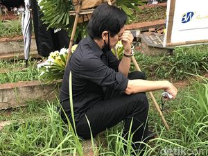 Addie MS Nangis di Pemakaman Oddie Agam Addie MS Nangis di Pemakaman Oddie Agam