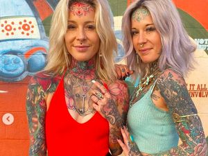 8 Pesona Kembar Identik yang Tubuhnya Penuh Tato Warna-warni