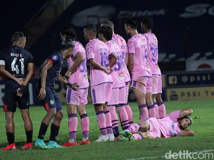 Arema FC gagal melanjutkan tren kemenangan di pekan sembilan BRI liga 1 musim ini. Bertemu Persita Tangerang, Singo Edan harus puas bermain imbang 2-2.
