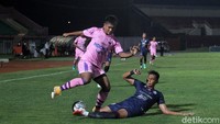 Pemain Arema berusaha menghentikan serangan pemian Persita. Dalam pertandingan ini, Arema membuka keunggulan di menit ke-25. Gol dicetak oleh Kushedya Hari Yudo.