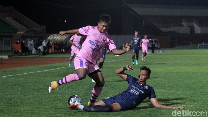 Arema FC gagal melanjutkan tren kemenangan di pekan sembilan BRI liga 1 musim ini. Bertemu Persita Tangerang, Singo Edan harus puas bermain imbang 2-2.