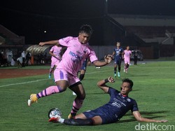 Pemain Arema berusaha menghentikan serangan pemian Persita. Dalam pertandingan ini, Arema membuka keunggulan di menit ke-25. Gol dicetak oleh Kushedya Hari Yudo.