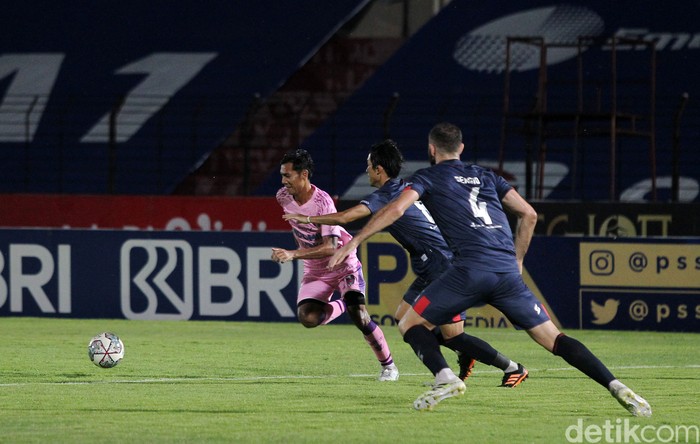 Arema FC gagal melanjutkan tren kemenangan di pekan sembilan BRI liga 1 musim ini. Bertemu Persita Tangerang, Singo Edan harus puas bermain imbang 2-2.