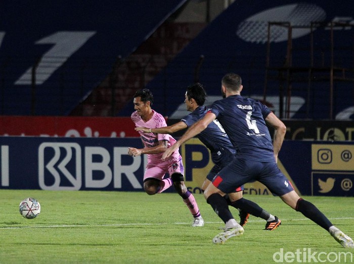 Arema FC gagal melanjutkan tren kemenangan di pekan sembilan BRI liga 1 musim ini. Bertemu Persita Tangerang, Singo Edan harus puas bermain imbang 2-2.
