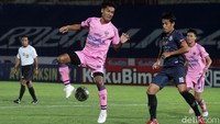 Pemain Arema berusaha menghentikan serangan peman Persita. Dalam pertandingan ini, Arema kembali unggul menjadi 2-1 di injury time babak pertama. Gol dicetak oleh Dedik Setiawan.i
