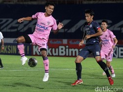 Pemain Arema berusaha menghentikan serangan peman Persita. Dalam pertandingan ini, Arema kembali unggul menjadi 2-1 di injury time babak pertama. Gol dicetak oleh Dedik Setiawan.i