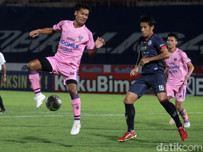 Arema FC gagal melanjutkan tren kemenangan di pekan sembilan BRI liga 1 musim ini. Bertemu Persita Tangerang, Singo Edan harus puas bermain imbang 2-2.