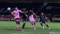 Kedua kesebelasan saling bergantian melakukan serangan dalam pertandingan yang berlansung di Stadion Sultan Agung.
