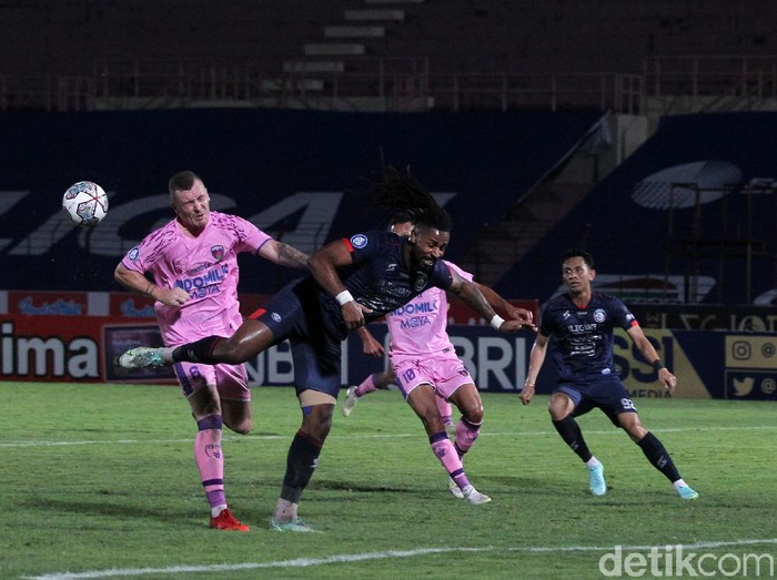 Arema FC gagal melanjutkan tren kemenangan di pekan sembilan BRI liga 1 musim ini. Bertemu Persita Tangerang, Singo Edan harus puas bermain imbang 2-2.