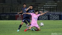 Bae Sin-yeong mendapat penjagaan ketat dari pemain Arema.